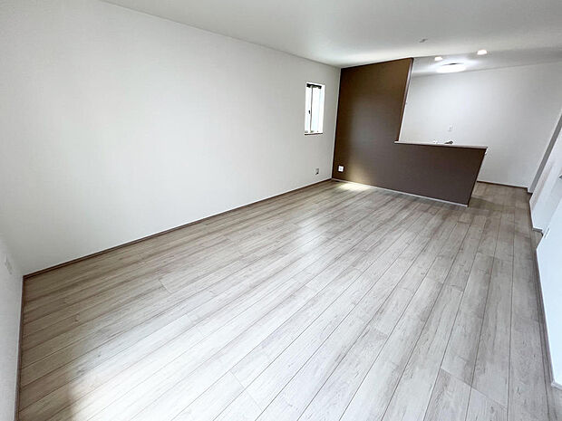 ☆大変明るいリビング☆広々した空間で家族との大切な時間をお過ごしください!!