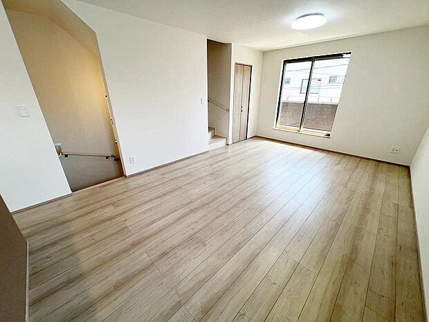 ☆大変明るいリビング☆広々した空間で家族との大切な時間をお過ごしください!!