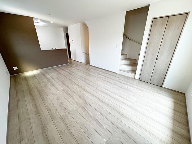 ☆大変明るいリビング☆広々した空間で家族との大切な時間をお過ごしください!!