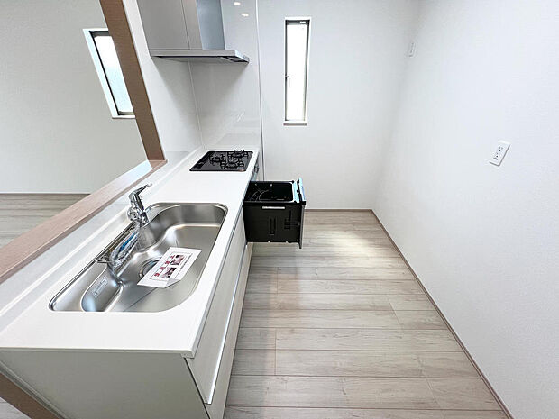 ☆大型のシステムキッチン☆対面式ですので家族と会話しながら楽しくクッキング!!