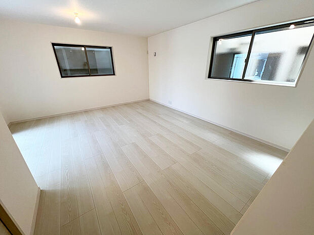 ☆大変明るいリビング☆広々した空間で家族との大切な時間をお過ごしください!!