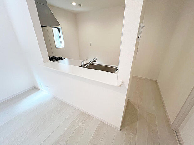 ☆大型のシステムキッチン☆対面式ですので家族と会話しながら楽しくクッキング!!