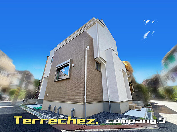 ☆現地外観写真☆Terrechez☆限定1区画☆ZEH水準省エネ住宅☆3階建て☆角地で開放感がある住宅☆土地20坪☆インナーガレージ☆日当たり良好☆閑静な住宅街☆バルコニー×2☆