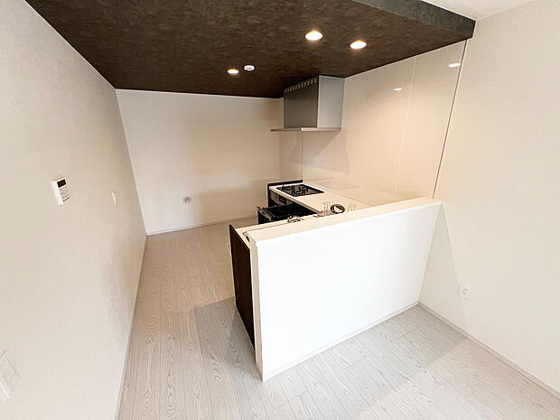 ☆大型のシステムキッチン☆対面式ですので家族と会話しながら楽しくクッキング！！