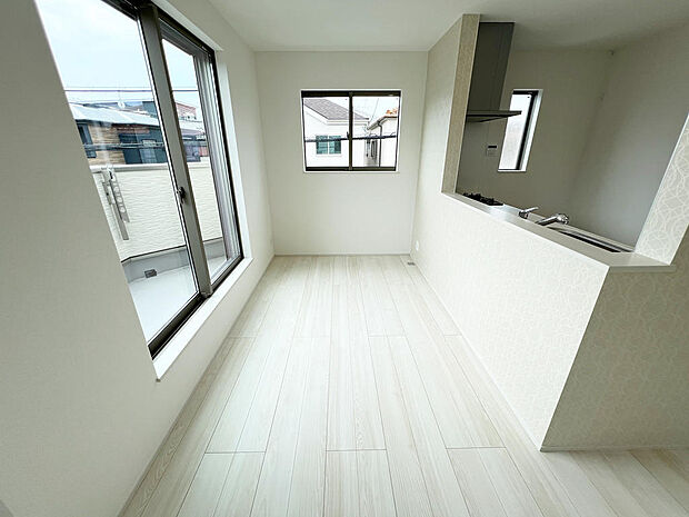 ☆大変明るいリビング☆広々した空間で家族との大切な時間をお過ごしください!!