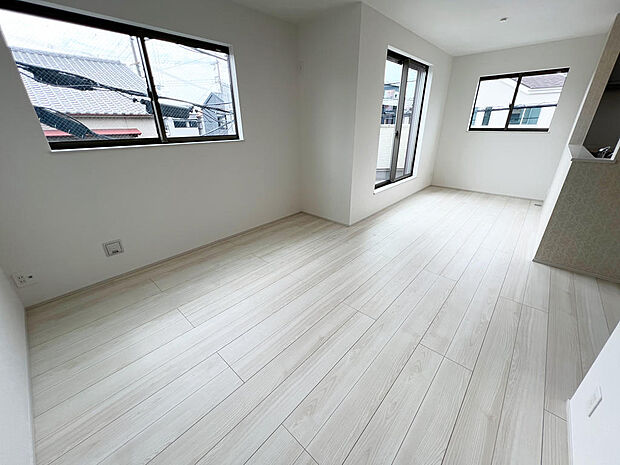 ☆大変明るいリビング☆広々した空間で家族との大切な時間をお過ごしください!!