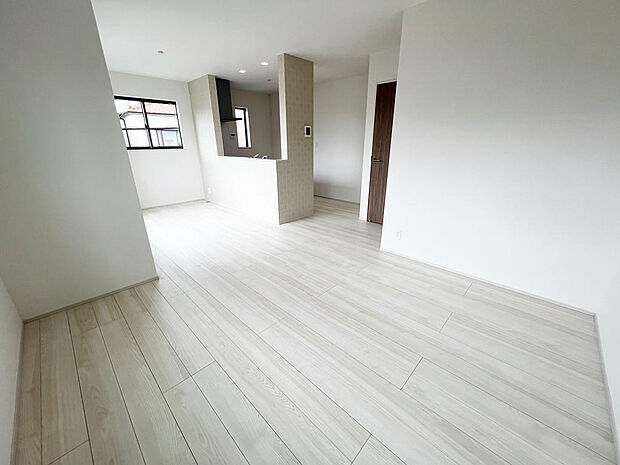 ☆大変明るいリビング☆広々した空間で家族との大切な時間をお過ごしください!!