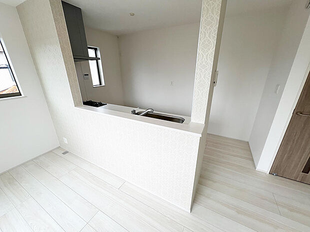 ☆大型のシステムキッチン☆対面式ですので家族と会話しながら楽しくクッキング!!