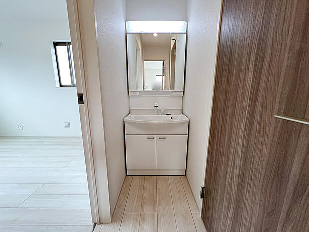 ☆2階☆白を基調とした清潔感溢れる洗面スペース☆清潔空間で気持ちよく1日の始まりを!!