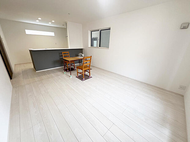 ☆大変明るいリビング☆広々した空間で家族との大切な時間をお過ごしください!!