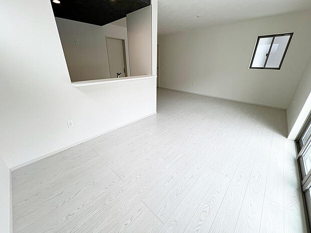 ☆大変明るいリビング☆広々した空間で家族との大切な時間をお過ごしください!!