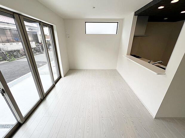 ☆大変明るいリビング☆広々した空間で家族との大切な時間をお過ごしください!!