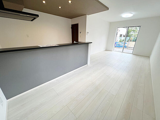 ☆大変明るいリビング☆広々した空間で家族との大切な時間をお過ごしください!!