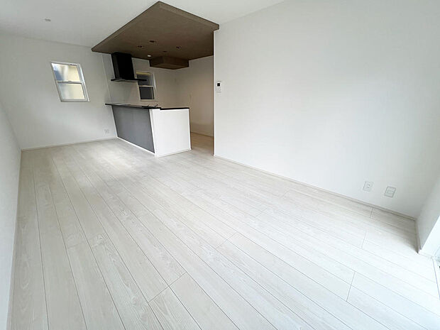 ☆大変明るいリビング☆広々した空間で家族との大切な時間をお過ごしください!!