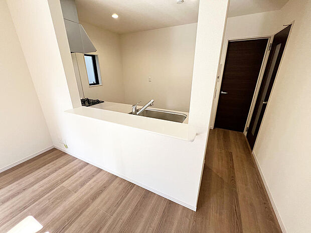 ☆大型のシステムキッチン☆対面式ですので家族と会話しながら楽しくクッキング！！