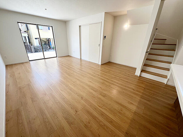 ☆大変明るいリビング☆広々した空間で家族との大切な時間をお過ごしください！！