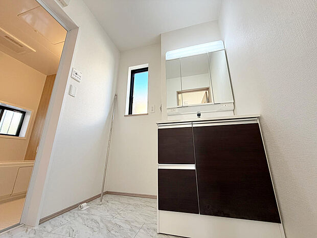 ☆白を基調とした清潔感溢れる洗面スペース☆清潔空間で気持ちよく1日の始まりを！！
