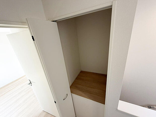 ☆２階☆廊下にある収納☆