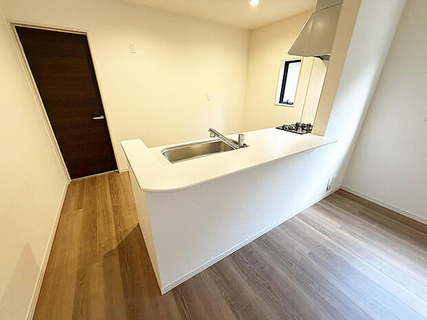 ☆大型のシステムキッチン☆対面式ですので家族と会話しながら楽しくクッキング！！