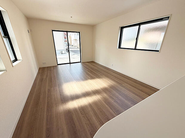 ☆大変明るいリビング☆広々した空間で家族との大切な時間をお過ごしください!!