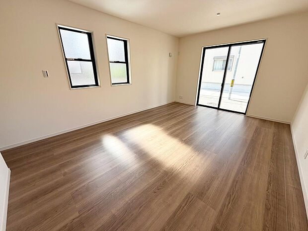 ☆大変明るいリビング☆広々した空間で家族との大切な時間をお過ごしください!!