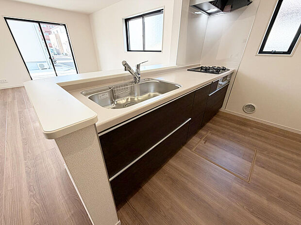 ☆大型のシステムキッチン☆対面式ですので家族と会話しながら楽しくクッキング!!