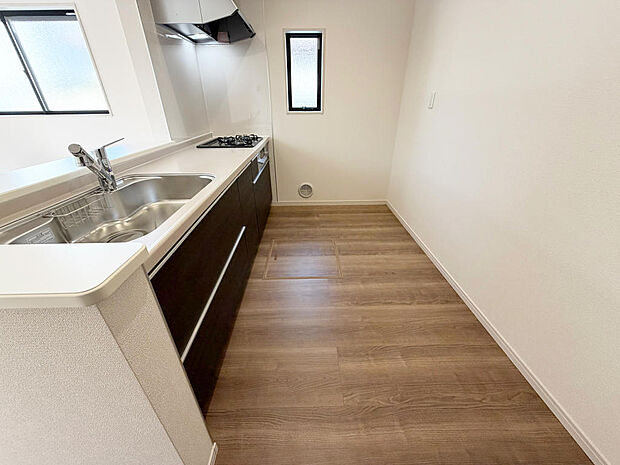 ☆大型のシステムキッチン☆対面式ですので家族と会話しながら楽しくクッキング!!