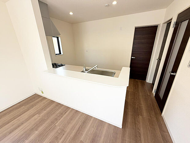 ☆大型のシステムキッチン☆対面式ですので家族と会話しながら楽しくクッキング!!