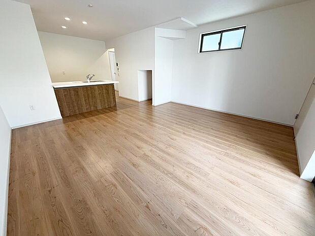 ☆大変明るいリビング☆広々した空間で家族との大切な時間をお過ごしください!!