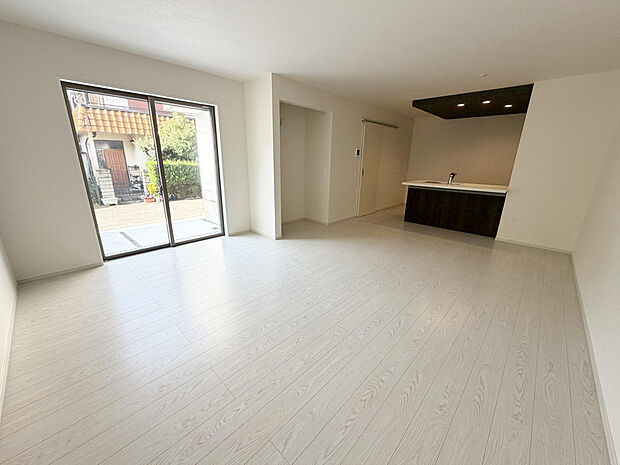 ☆大変明るいリビング☆広々した空間で家族との大切な時間をお過ごしください！！