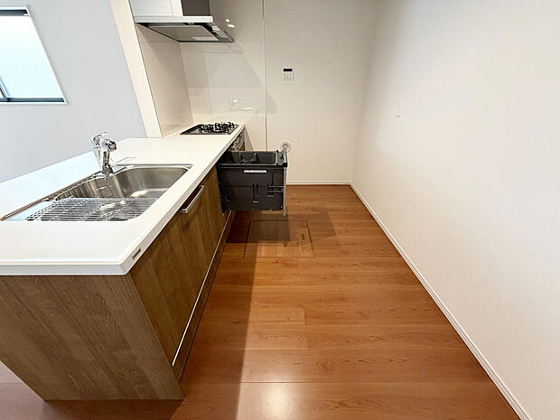 ☆大型のシステムキッチン☆対面式ですので家族と会話しながら楽しくクッキング！！