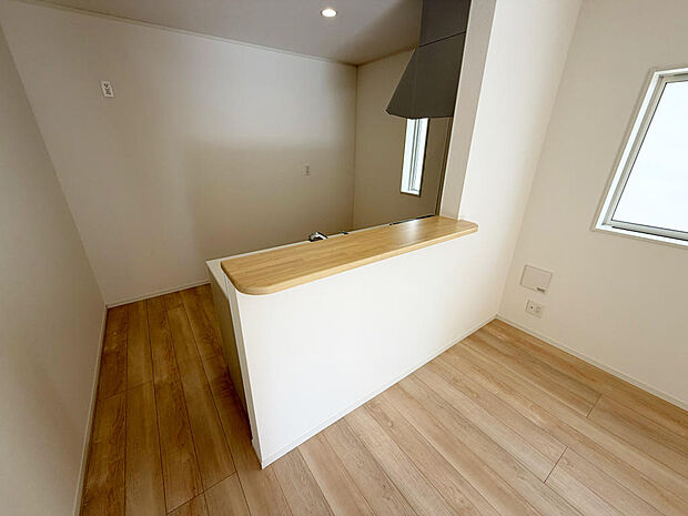 ☆大型のシステムキッチン☆対面式ですので家族と会話しながら楽しくクッキング！！