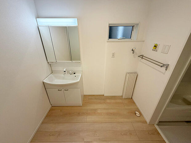 ☆白を基調とした清潔感溢れる洗面スペース☆清潔空間で気持ちよく1日の始まりを！！