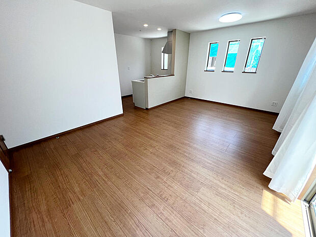 ☆大変明るいリビング☆広々した空間で家族との大切な時間をお過ごしください！！