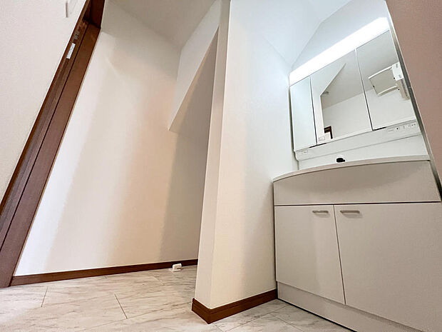 ☆白を基調とした清潔感溢れる洗面スペース☆清潔空間で気持ちよく1日の始まりを！！