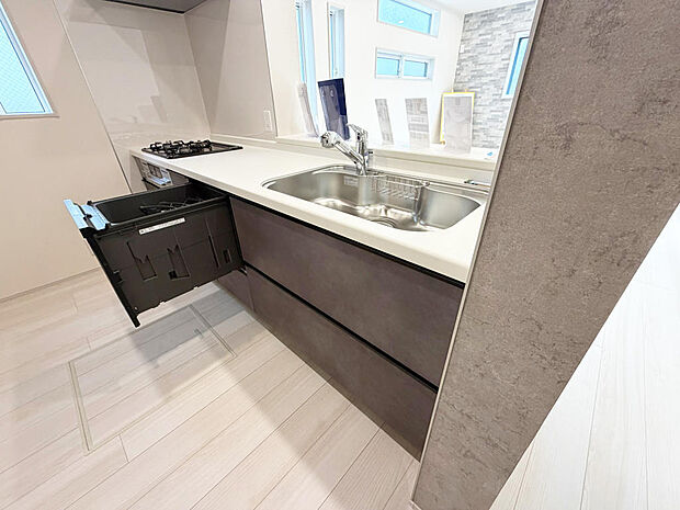 ☆大型のシステムキッチン☆対面式ですので家族と会話しながら楽しくクッキング!!