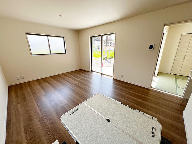 ☆大変明るいリビング☆広々した空間で家族との大切な時間をお過ごしください!!