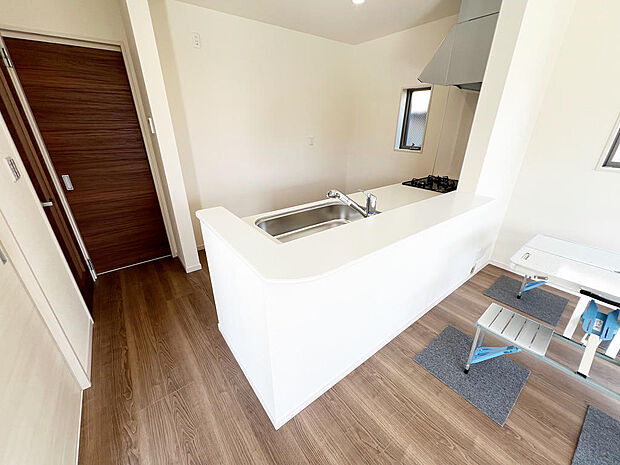 ☆大型のシステムキッチン☆対面式ですので家族と会話しながら楽しくクッキング!!