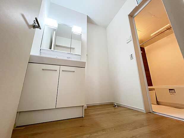 ☆白を基調とした清潔感溢れる洗面スペース☆清潔空間で気持ちよく1日の始まりを!!