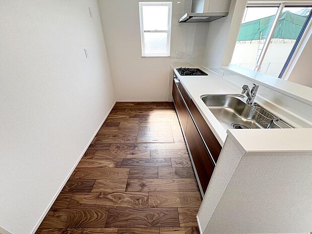 ☆大型のシステムキッチン☆対面式ですので家族と会話しながら楽しくクッキング!!