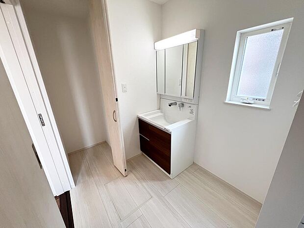 ☆白を基調とした清潔感溢れる洗面スペース☆清潔空間で気持ちよく1日の始まりを!!