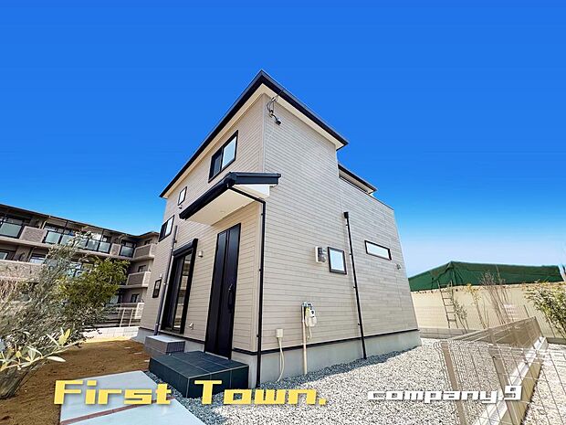 ☆現地外観写真☆FirstTown-龍田西2号棟☆ほっこりとした街並☆土地広々74坪☆ガレージ2台☆日当たり良好☆庭・和室☆全居室6帖以上☆南面バルコニー☆前道6m☆網戸・シャッター(1階のみ)☆