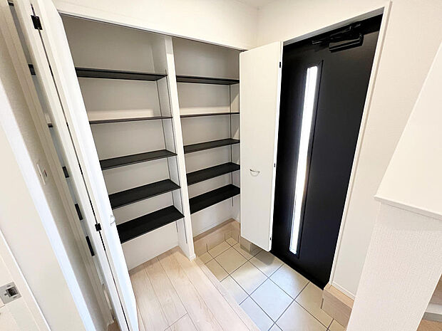 ☆大型シューズクローゼットがあります☆便利です!!