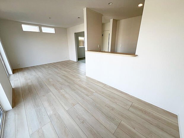 ☆大変明るいリビング☆広々した空間で家族との大切な時間をお過ごしください!!