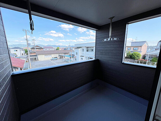 ☆インナーバルコニー☆テーブルを置いてティータイムもいいかも!雨の日も安心!!