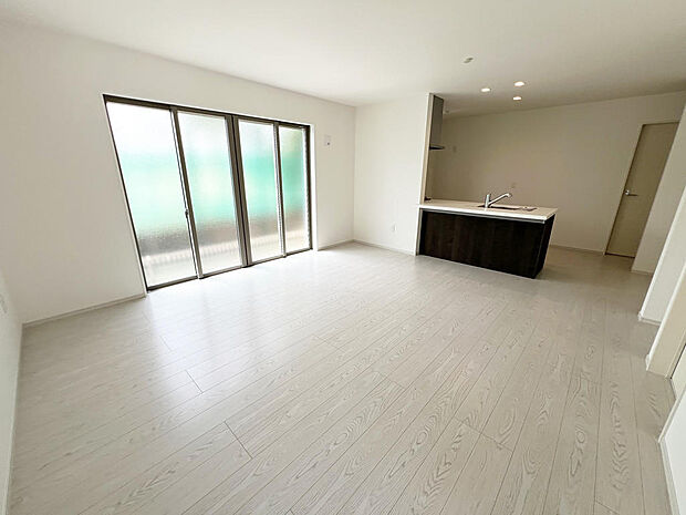 ☆大変明るいリビング☆広々した空間で家族との大切な時間をお過ごしください！！