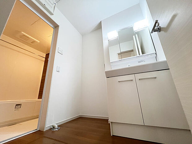 ☆白を基調とした清潔感溢れる洗面スペース☆清潔空間で気持ちよく1日の始まりを！！