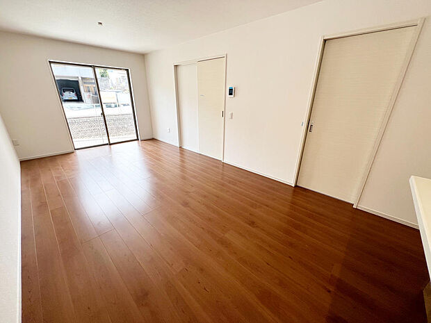 ☆大変明るいリビング☆広々した空間で家族との大切な時間をお過ごしください！！