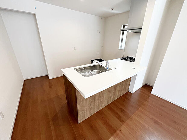 ☆大型のシステムキッチン☆対面式ですので家族と会話しながら楽しくクッキング！！