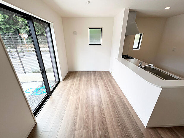 ☆大変明るいリビング☆広々した空間で家族との大切な時間をお過ごしください!!